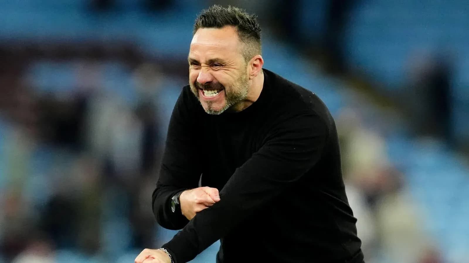 Entrenador celebrando una jugada en el campo