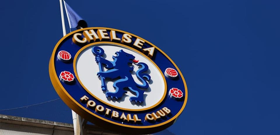 Logotipo del Chelsea Football Club contra cielo azul