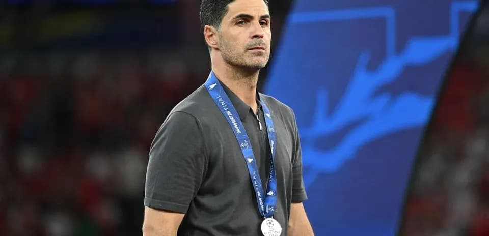 Entrenador con medalla de plata en el evento