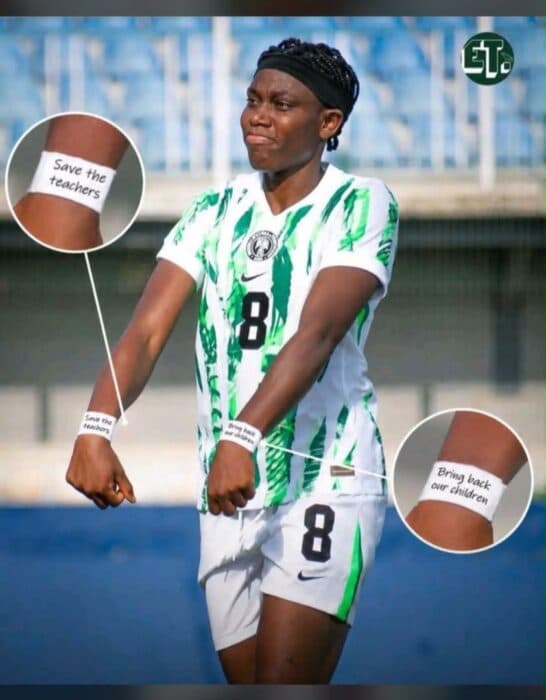 Jugadora de fútbol con mensajes en las muñecas
