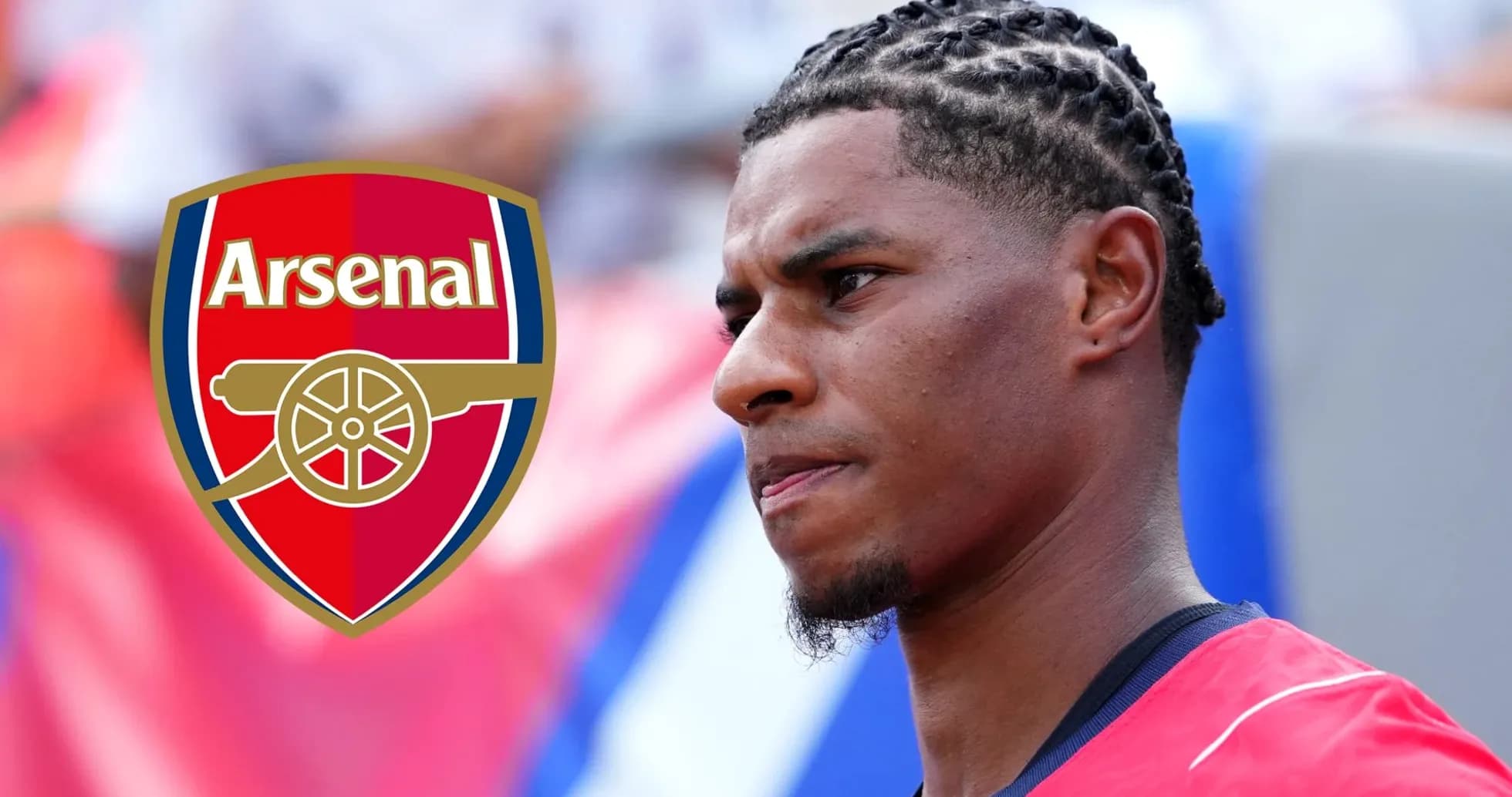 Jugador de Arsenal en primer plano con logo