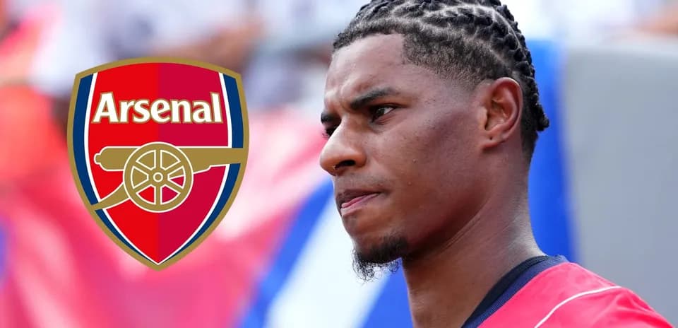 Jugador de Arsenal en primer plano con logo