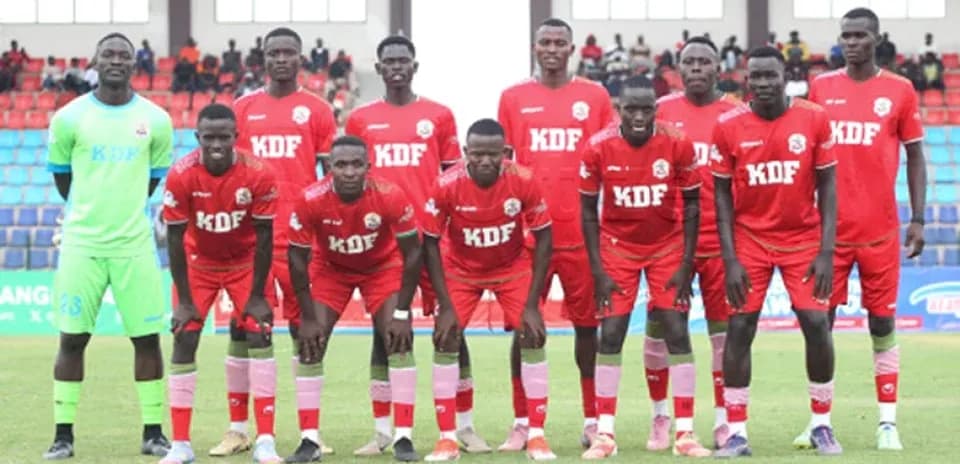 Equipo de fútbol KDF posando en el campo