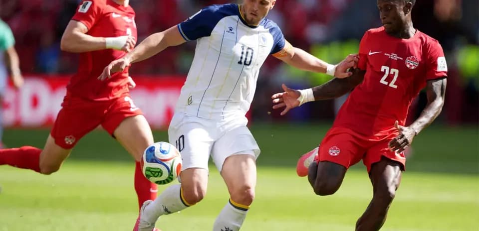 Jugadores de Canadá y Bosnia compitiendo por el balón