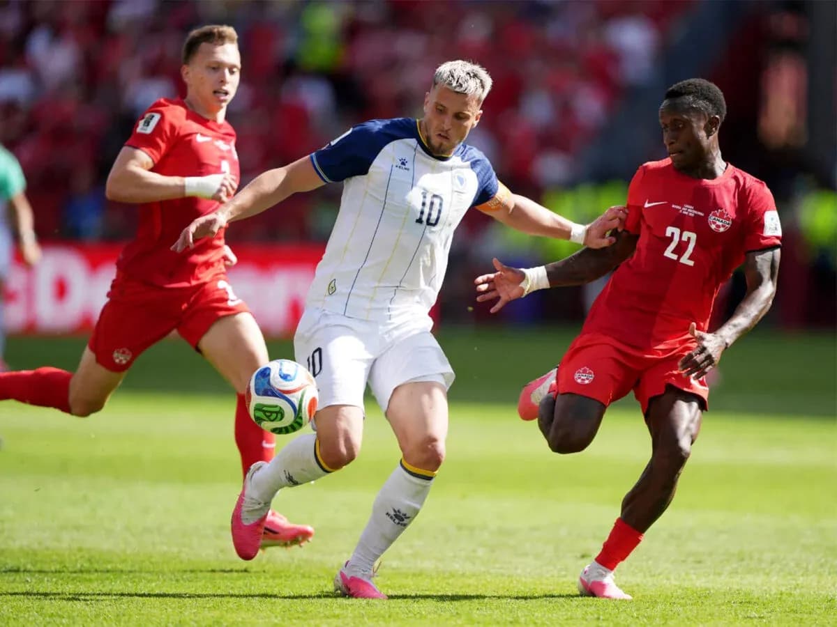 Jugadores de Canadá y Bosnia compitiendo por el balón