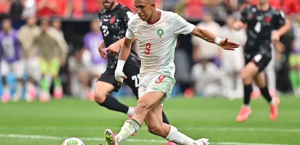 Jugador de Marruecos disparando al balón