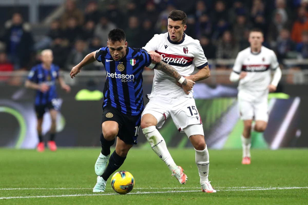 Luchando por el balón en el partido Bologna-Inter