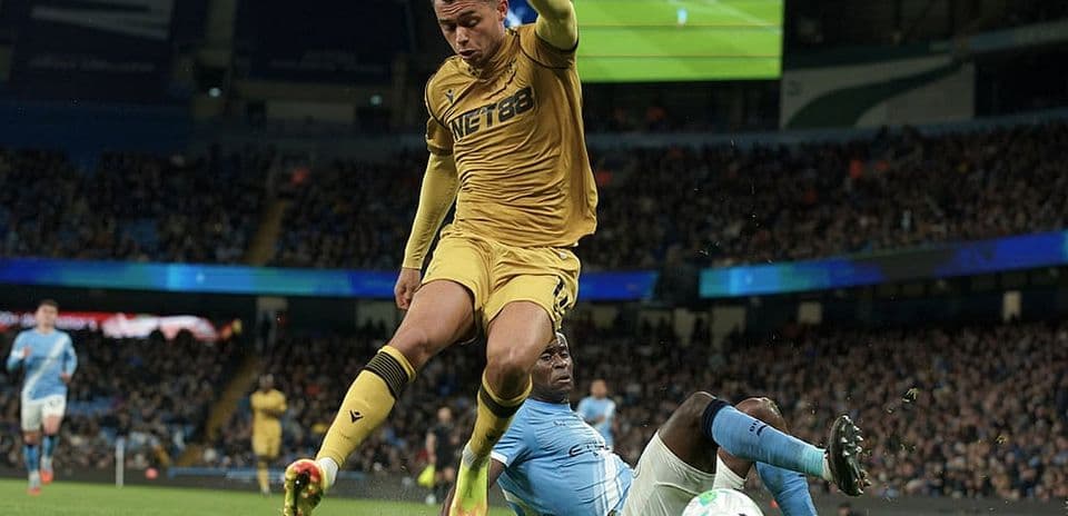 Jugador de Crystal Palace cae sobre el césped