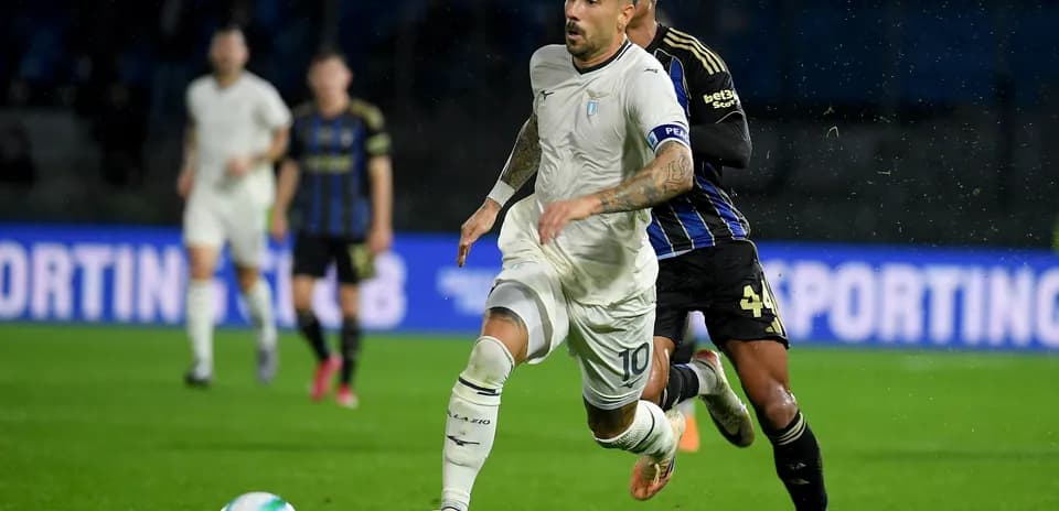 Jugador de Lazio corriendo con el balón