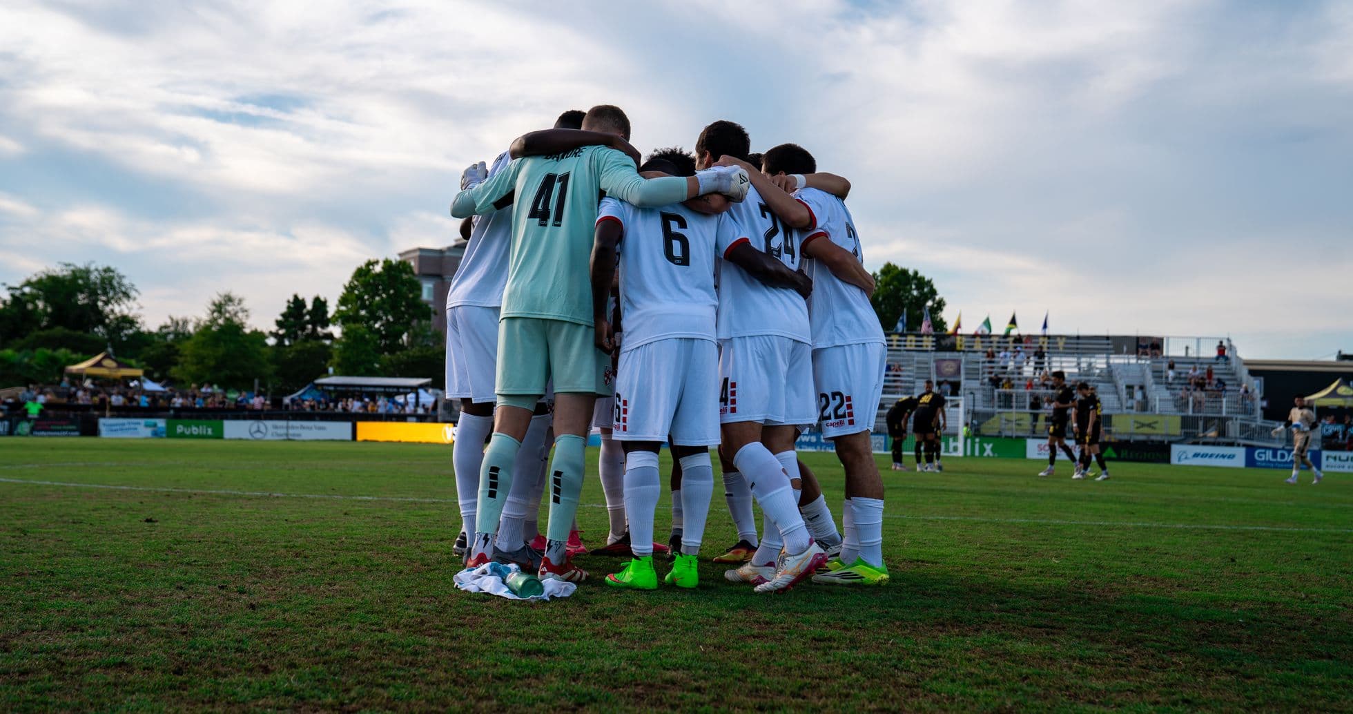 Equipo huddled antes del partido