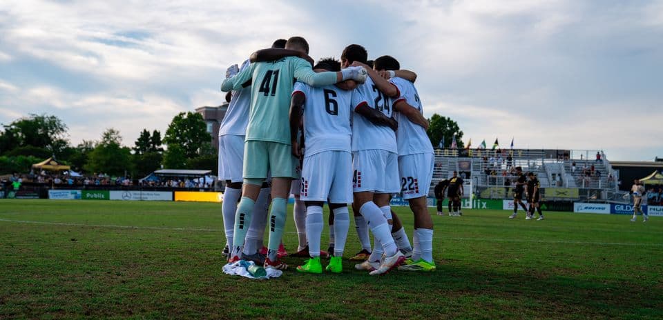 Equipo huddled antes del partido