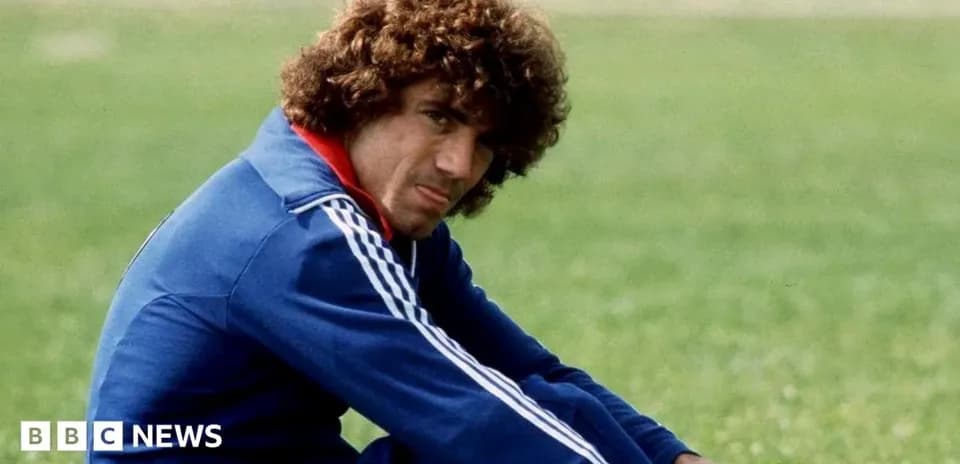 Jugador sentado en el campo durante el entrenamiento