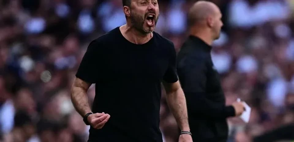 Entrenador animando al equipo desde la línea lateral
