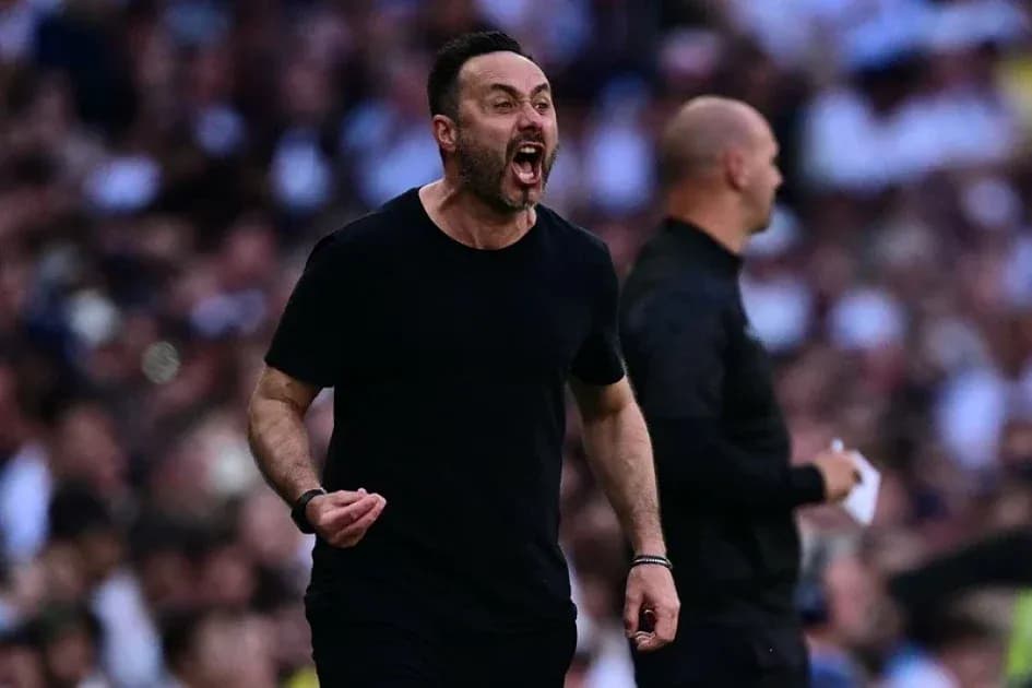 Entrenador animando al equipo desde la línea lateral