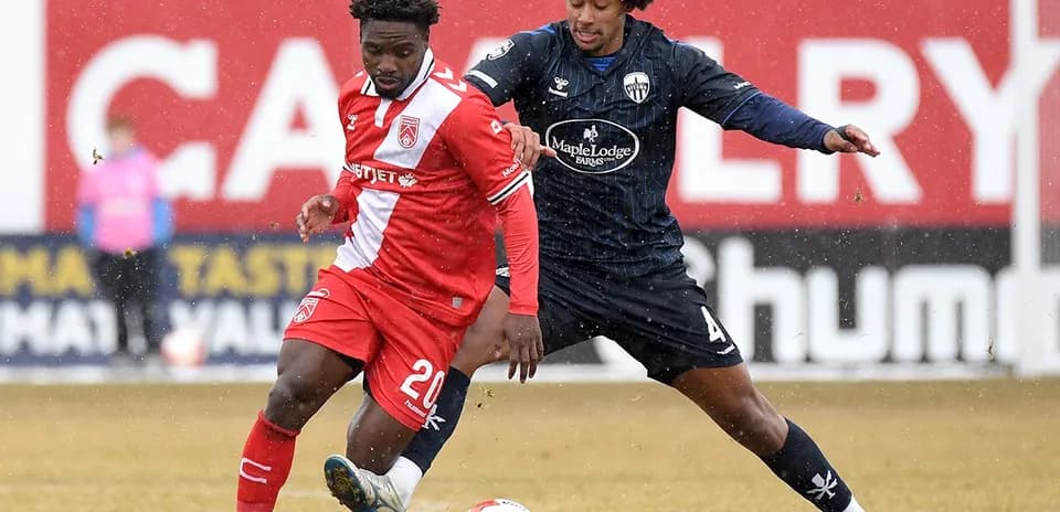 Jugador de Atlético Ottawa en acción contra Cavalry FC