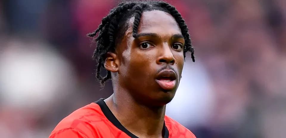 Jugador en camiseta roja durante un partido