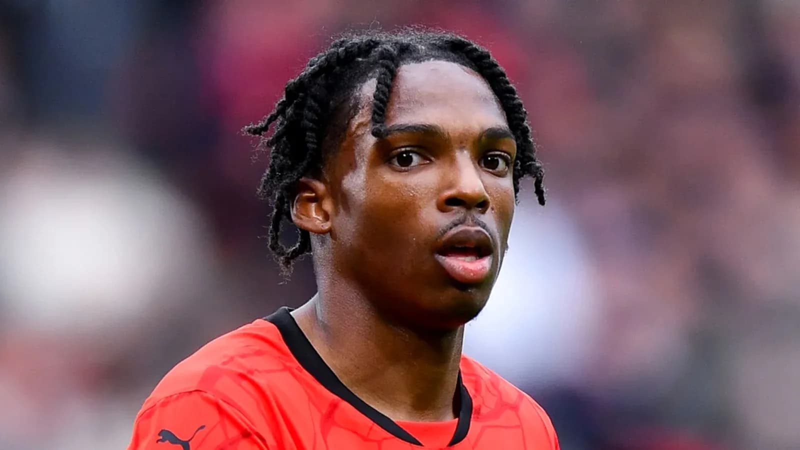 Jugador en camiseta roja durante un partido