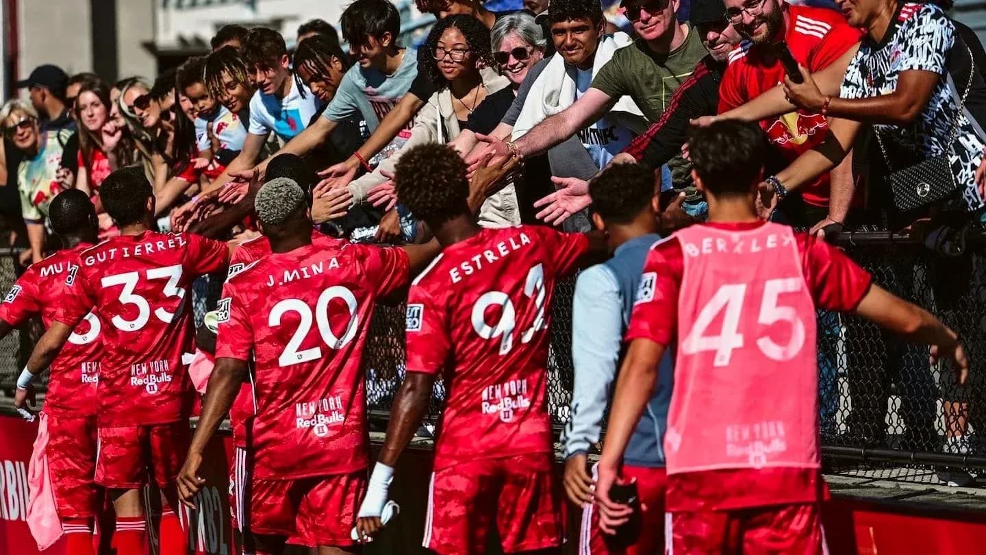 Jugadores de New York RB II saludando a aficionados