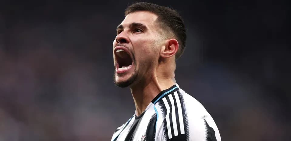 Jugador de Newcastle celebrando con entusiasmo