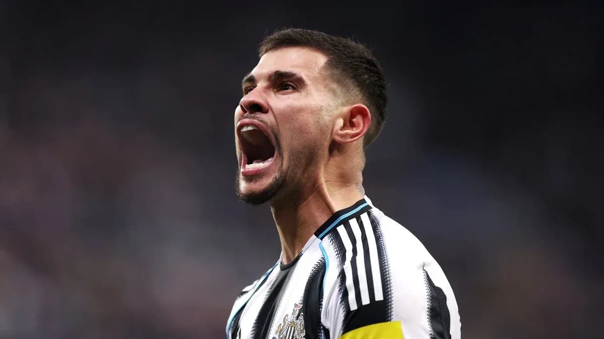 Jugador de Newcastle celebrando con entusiasmo