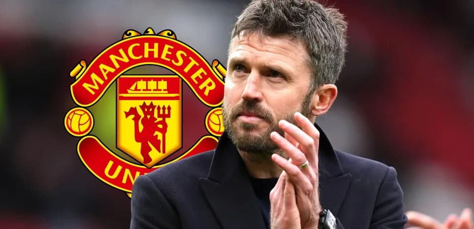 Entrenador aplaudiendo con escudo de Manchester United