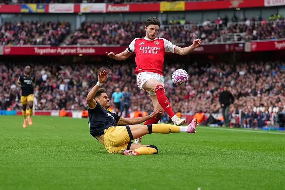 Jugador de Arsenal evitando una entrada de West Ham