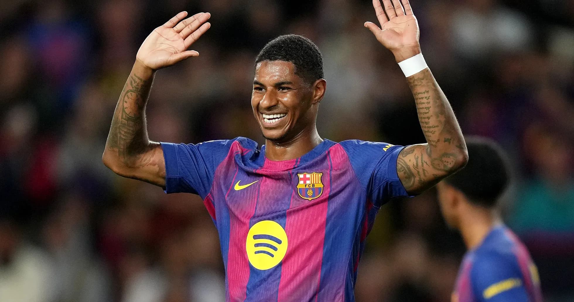 Jugador del Barcelona saludando al público en el campo