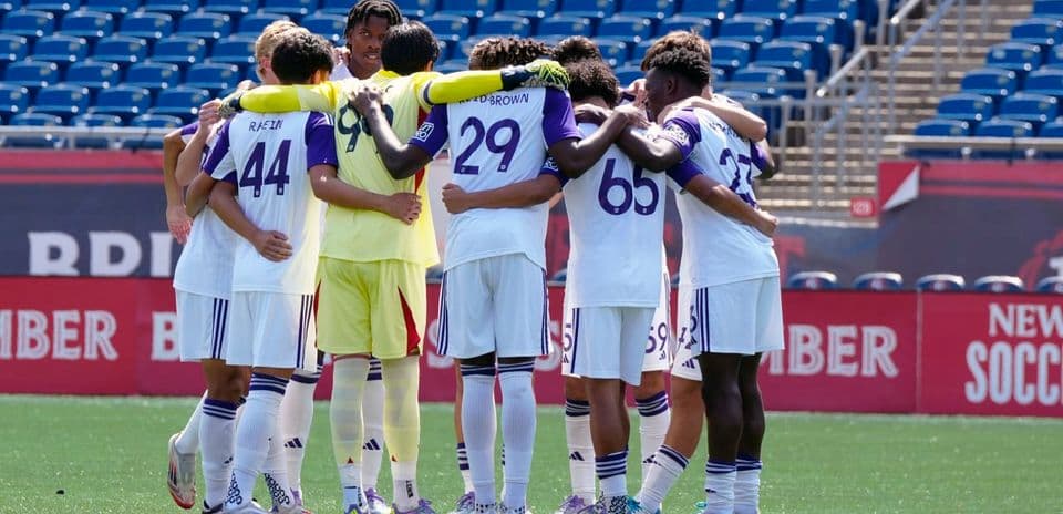 Jugadores de Orlando City II en círculo