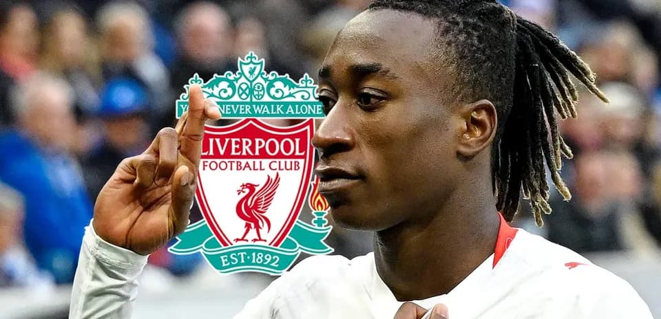 Jugador de Liverpool haciendo gesto en el campo