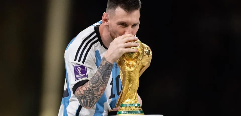 Jugador sosteniendo el trofeo de la Copa del Mundo