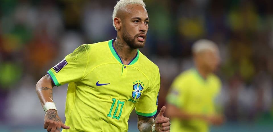 Neymar corriendo con la camiseta de Brasil en partido