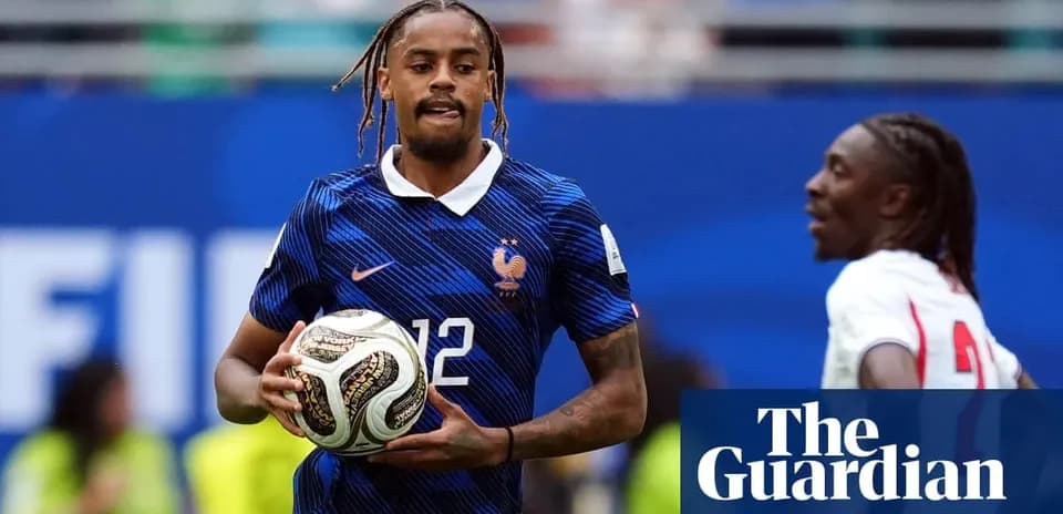 Jugador de Francia sosteniendo el balón en el campo