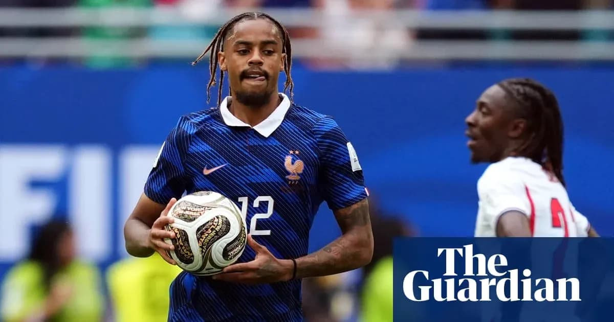 Jugador de Francia sosteniendo el balón en el campo
