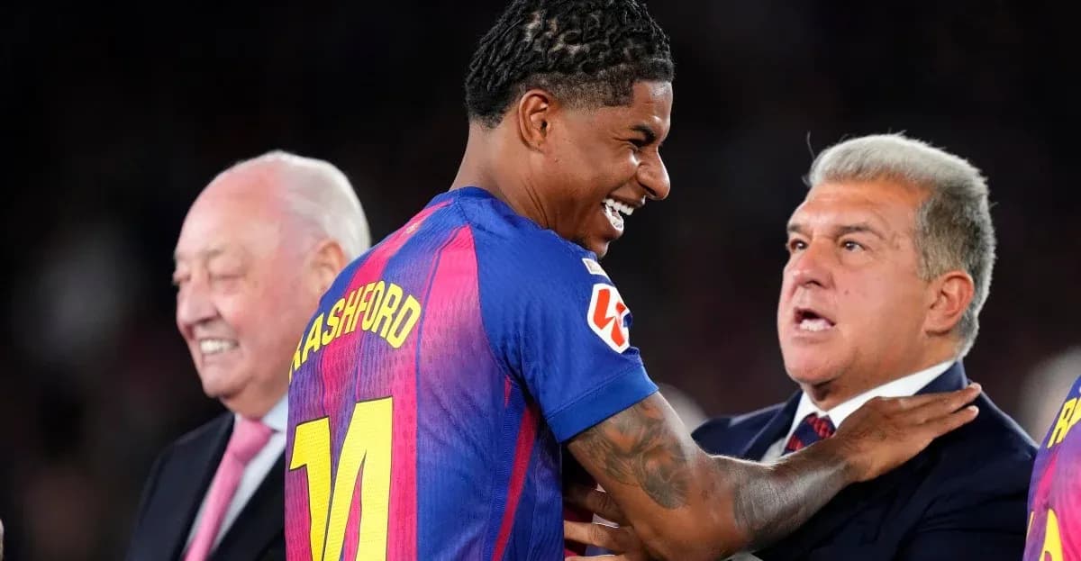 Jugador celebrando con directivos en evento de presentación