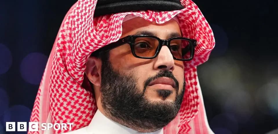 Hombre con gafas y tradicional vestimenta árabe