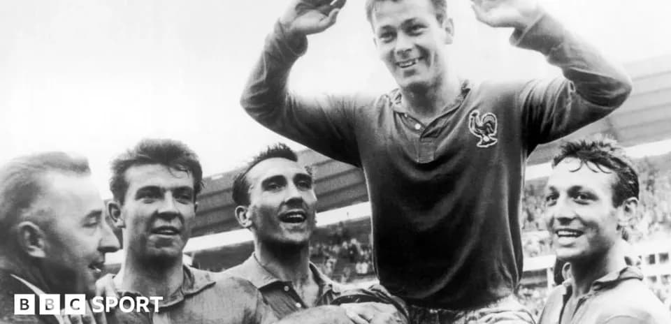 Jugadores celebrando un triunfo con un compañero alzado