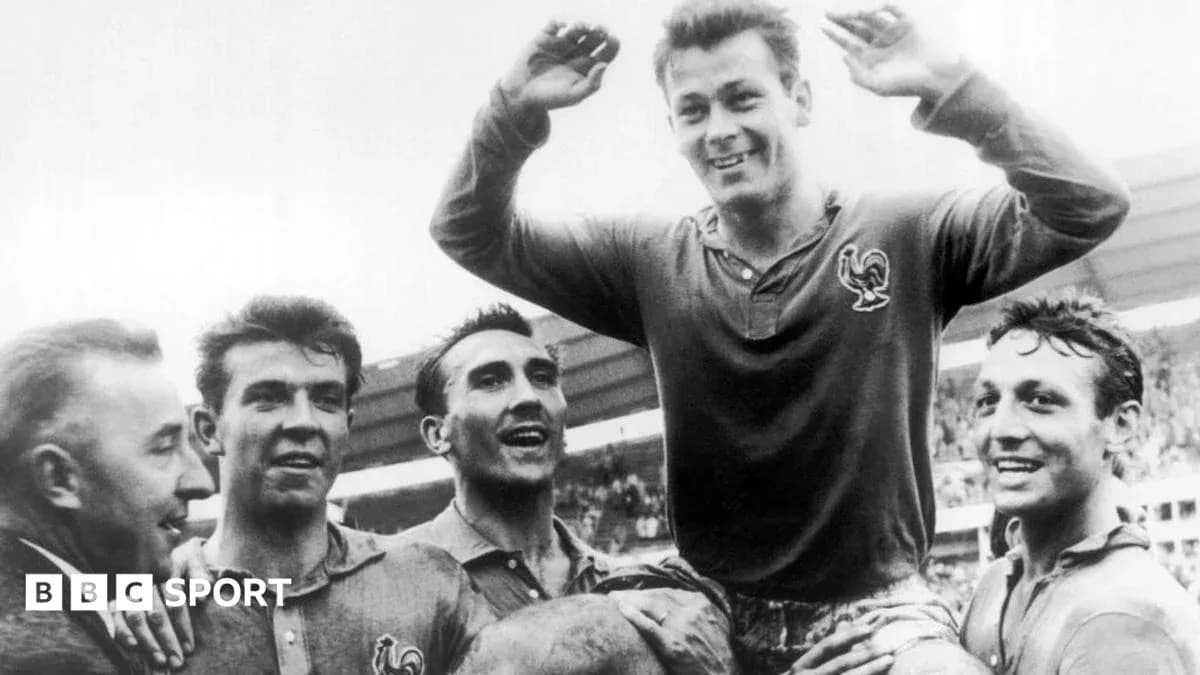 Jugadores celebrando un triunfo con un compañero alzado