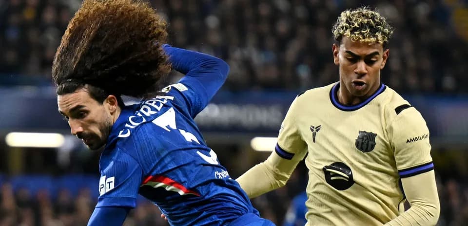 Jugadores compitiendo por el balón en un partido