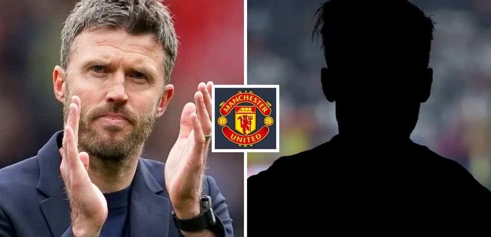 Entrenador aplaudiendo con escudo de Manchester United