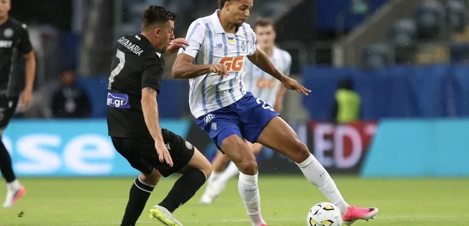 Jugador de Dynamo Kyiv driblando a oponente de PAOK