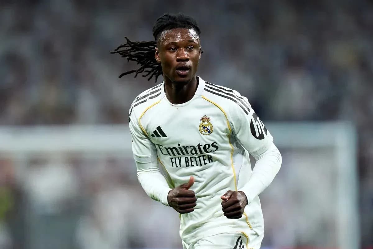 Jugador de Real Madrid corriendo durante el partido