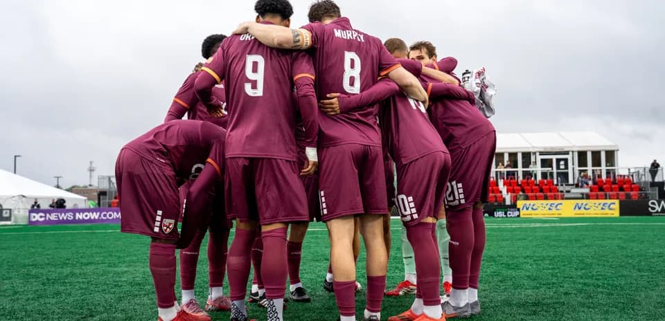 Jugadores de Loudoun United en círculo
