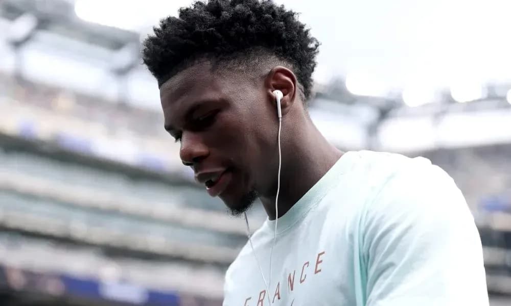 Jugador con auriculares en el estadio antes del partido