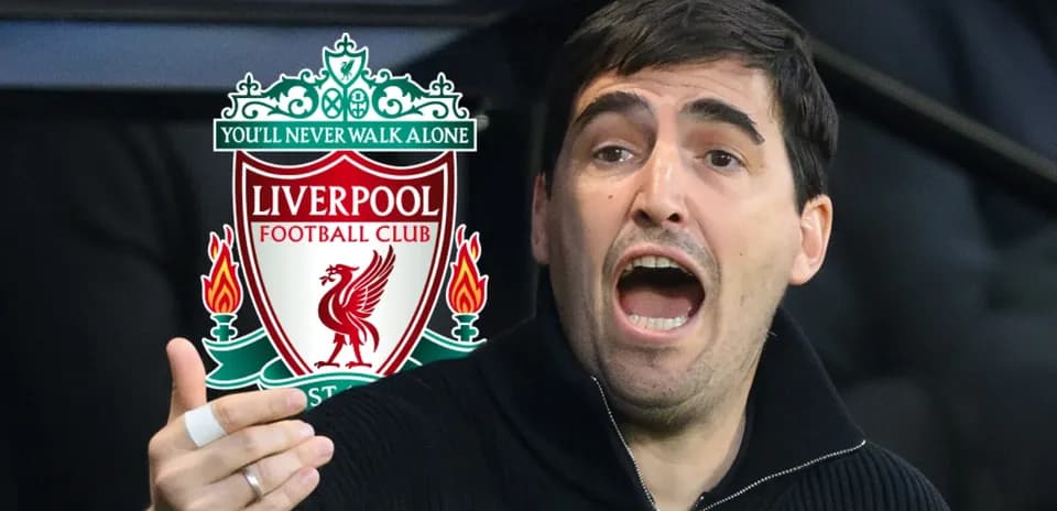 Entrenador gesticulando con el logo de Liverpool detrás