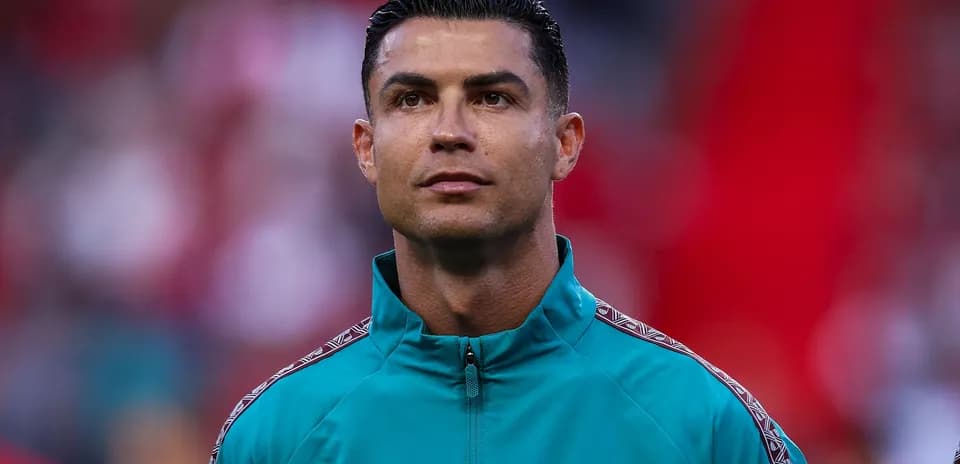 Jugador de fútbol en uniforme antes del partido