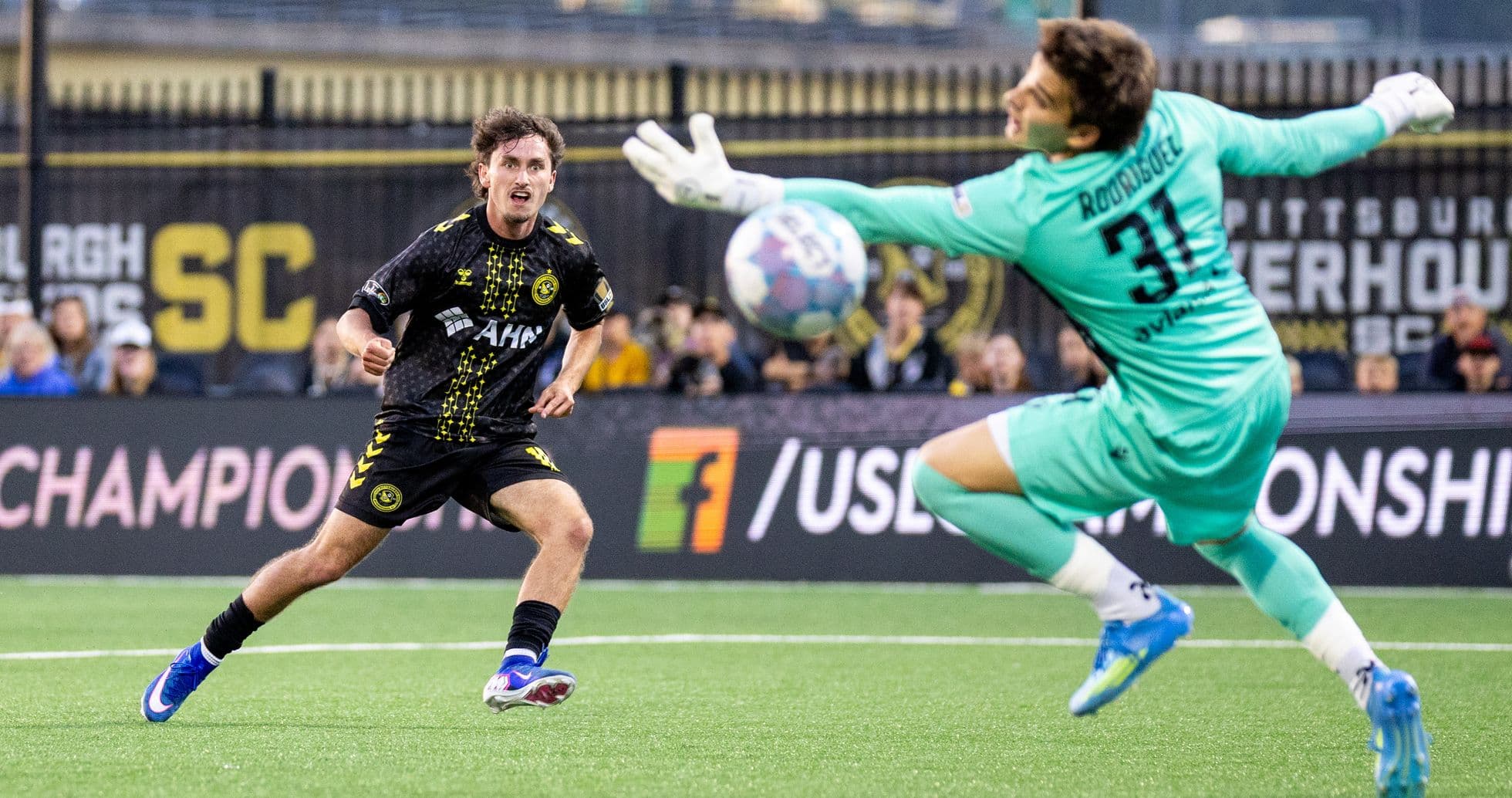 Jugador de Pittsburgh Riverhounds dispara a portería