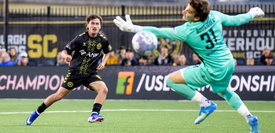 Jugador de Pittsburgh Riverhounds dispara a portería