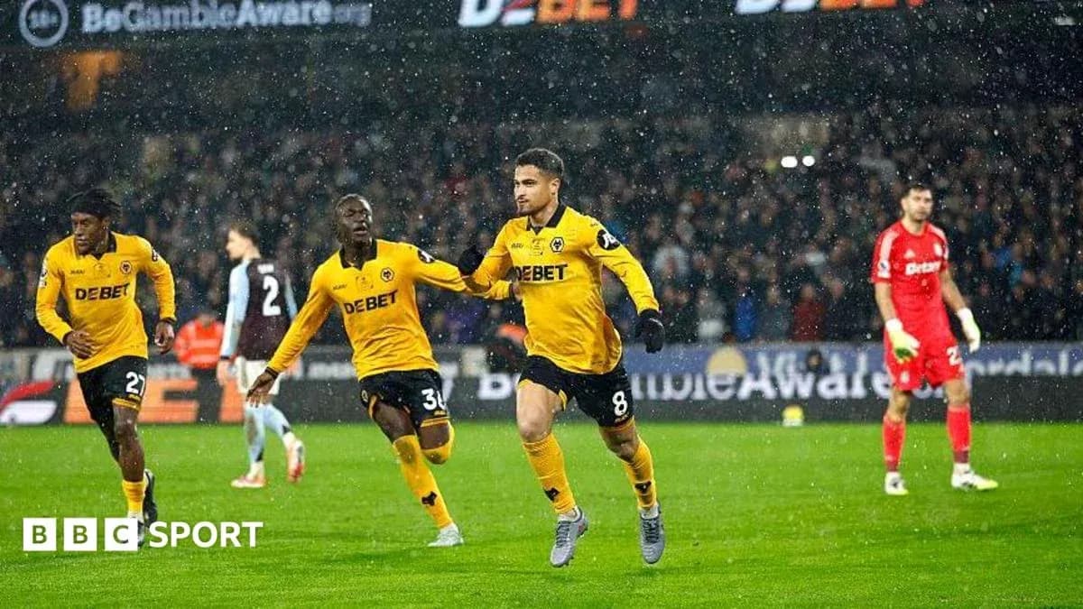 Jugadores de Wolverhampton celebrando un gol en lluvia