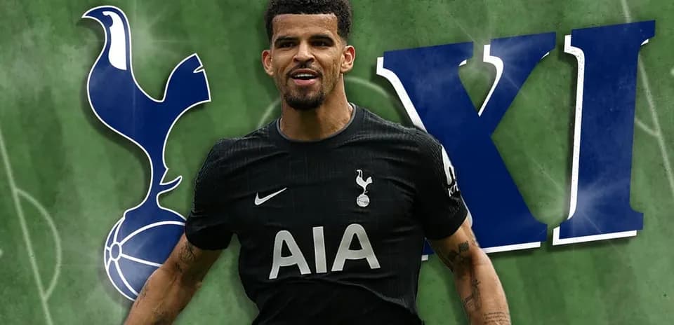 Jugador de Tottenham en uniforme negro sonriendo