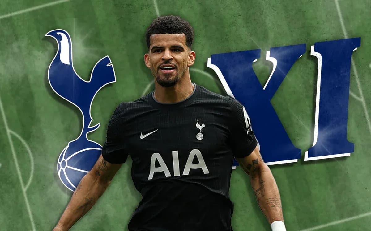 Jugador de Tottenham en uniforme negro sonriendo